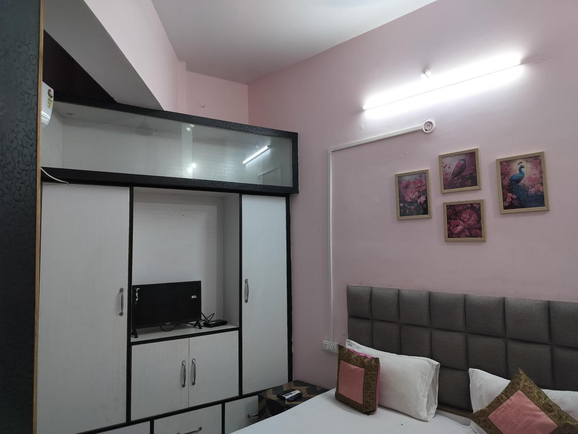 Trinetra Inn Varanasi Rum bild