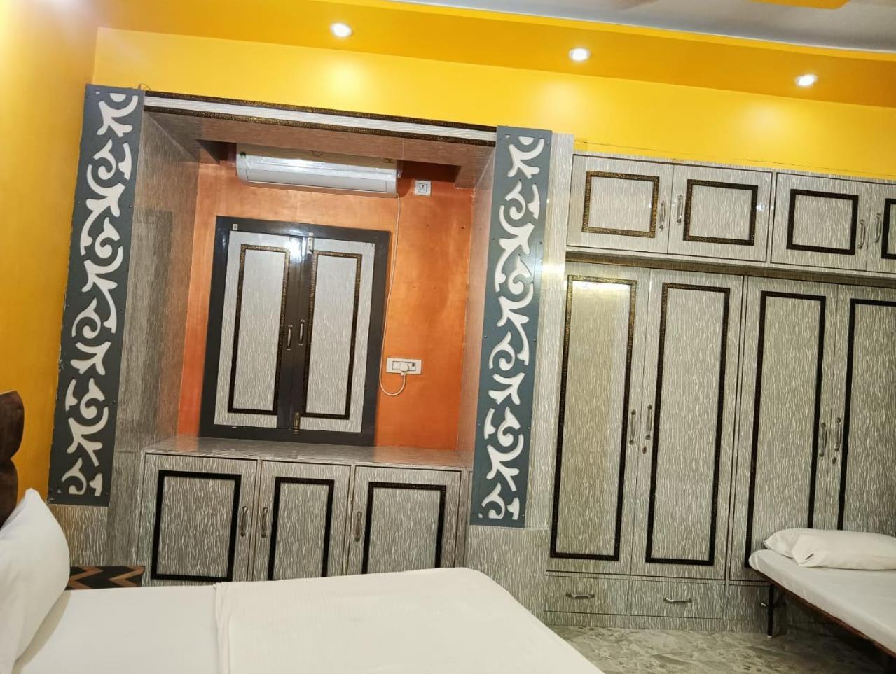 Trinetra Inn Varanasi Exteriör bild