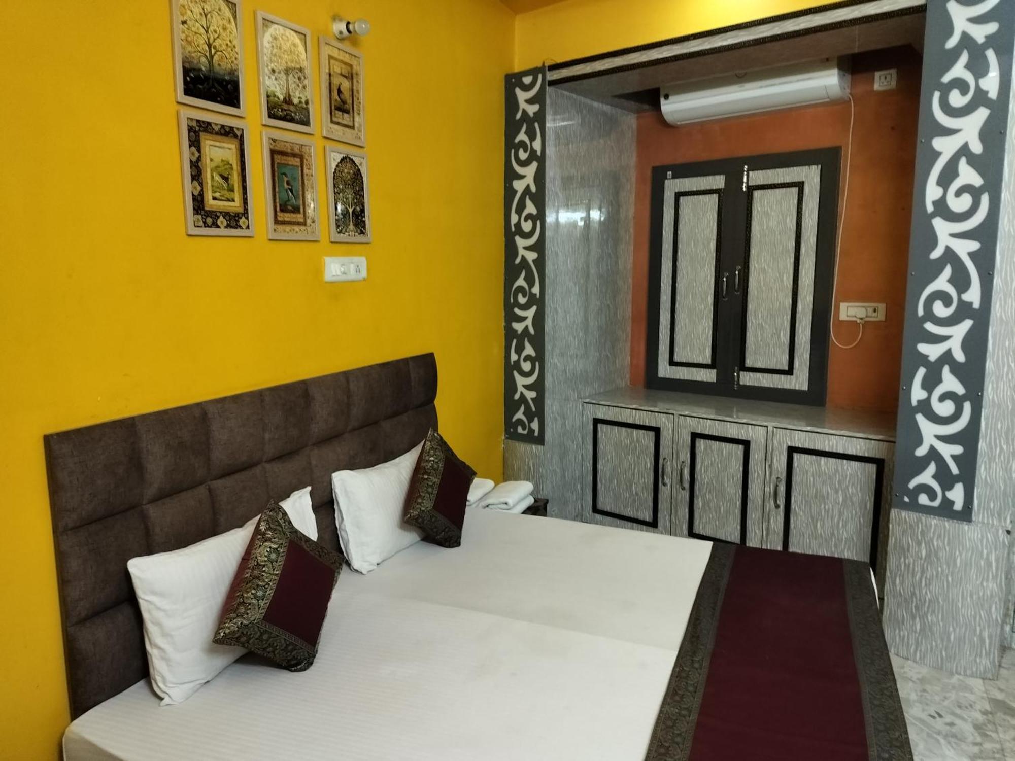 Trinetra Inn Varanasi Rum bild